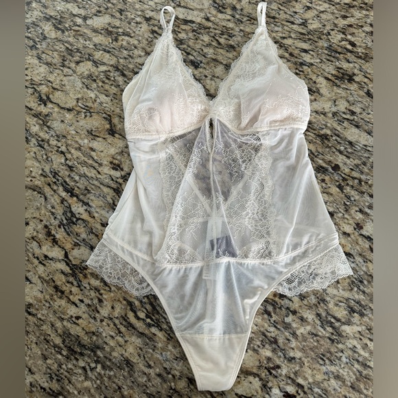 Abercrombie & Fitch Tops - Abercrombie & Fitch Cream Lace Bodysuit Size XL